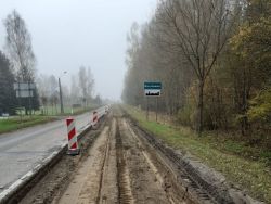 rozbudowa na drodze wojewódzkiej nr 728, na odcinku między Drzewicą a Brzustowcem.