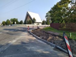 W ciągu drogi wojewódzkiej nr 481 w miejscowości Masłowice trwa realizacja kolejnego, tegorocznego projektu w ramach Budżetu Obywatelskiego „Łódzkie na PLUS”.
