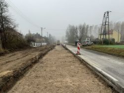 rozbudowa na drodze wojewódzkiej nr 728, na odcinku między Drzewicą a Brzustowcem.