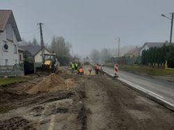 rozbudowa na drodze wojewódzkiej nr 728, na odcinku między Drzewicą a Brzustowcem.